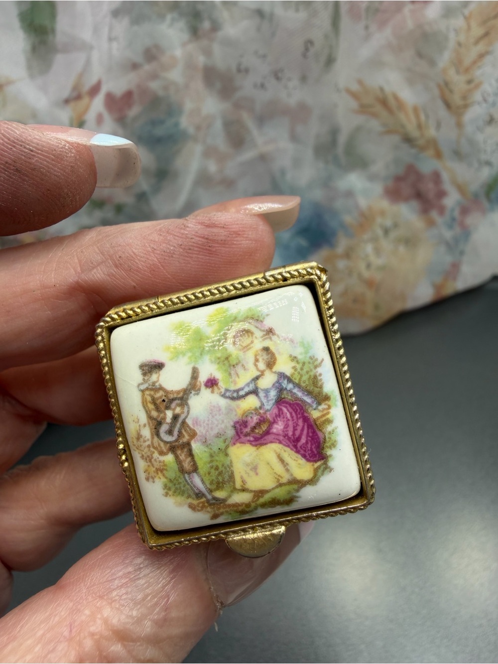 Vintage Courting Couple Porcelain Pill box Trinket box #41tb